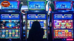 Ang larawang ito ay isang babae na masigasig na naglalaro ng slot machine.